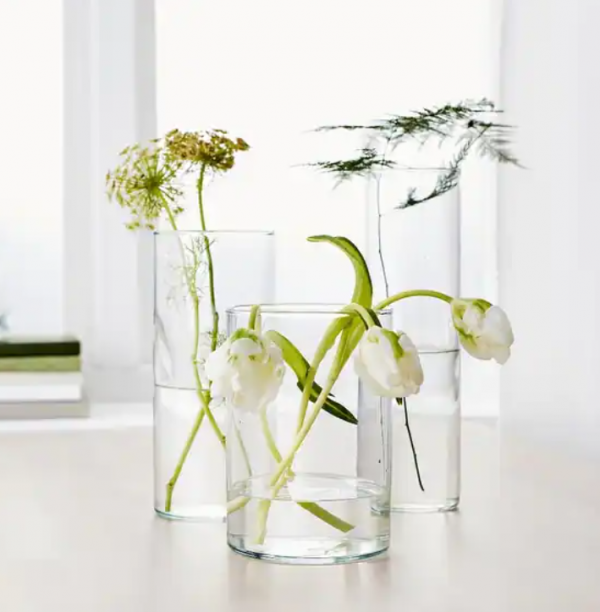 Vas bunga transparan dengan bentuk silinder